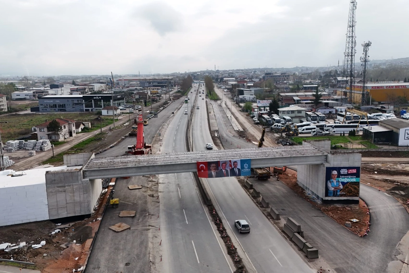 Kocaeli Başiskele’de dev kirişler 9 saatte yerleştirildi