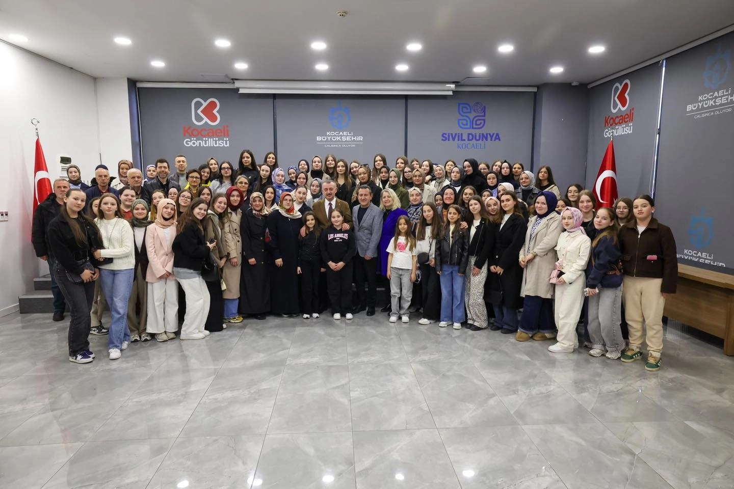 Kocaeli’de Başkan Büyükakın’dan soydaş öğrencilere misafirperverlik