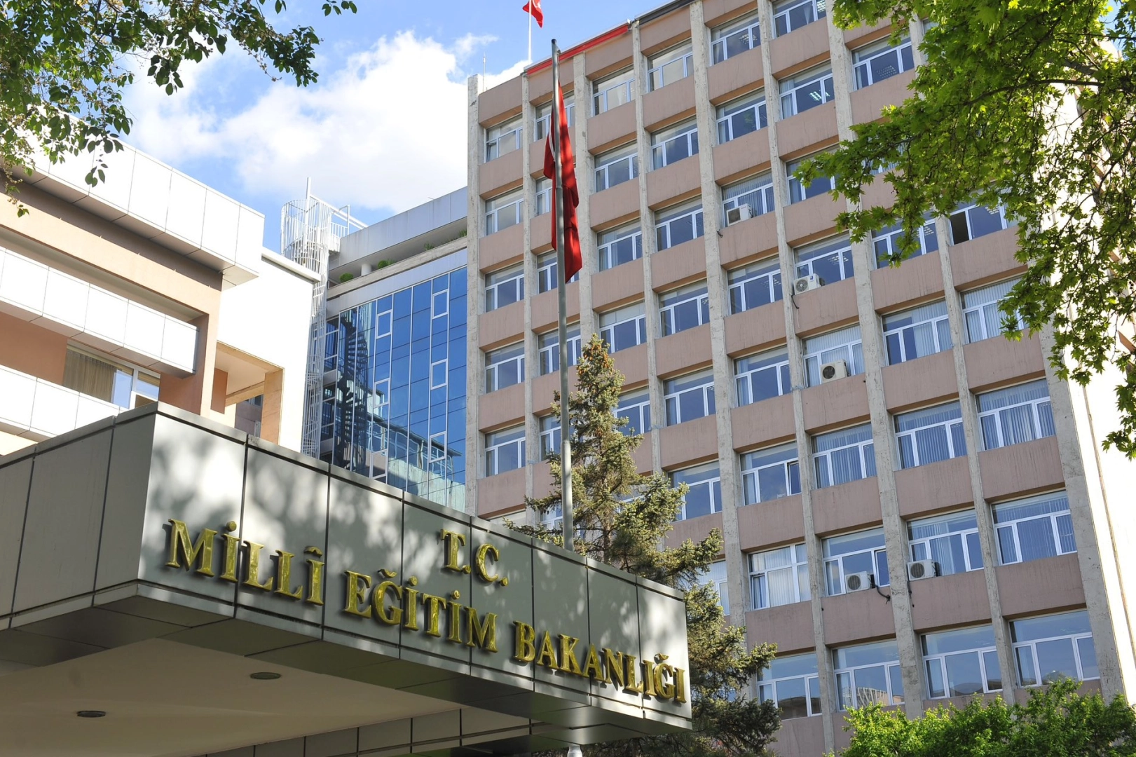 MEB’den izinsiz okullara devam eden öğrencilere yakın takip