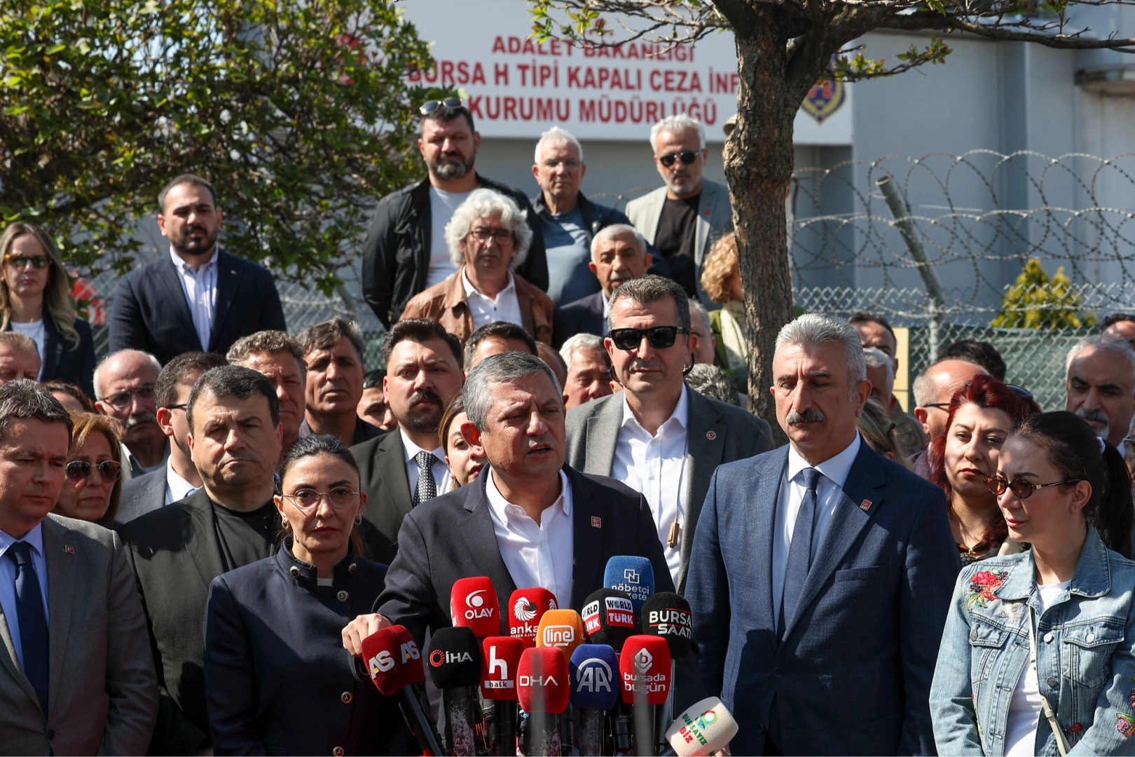 Özgür Özel, Bursa’da tutuklu bulunan Bozbey’i ziyaret etti