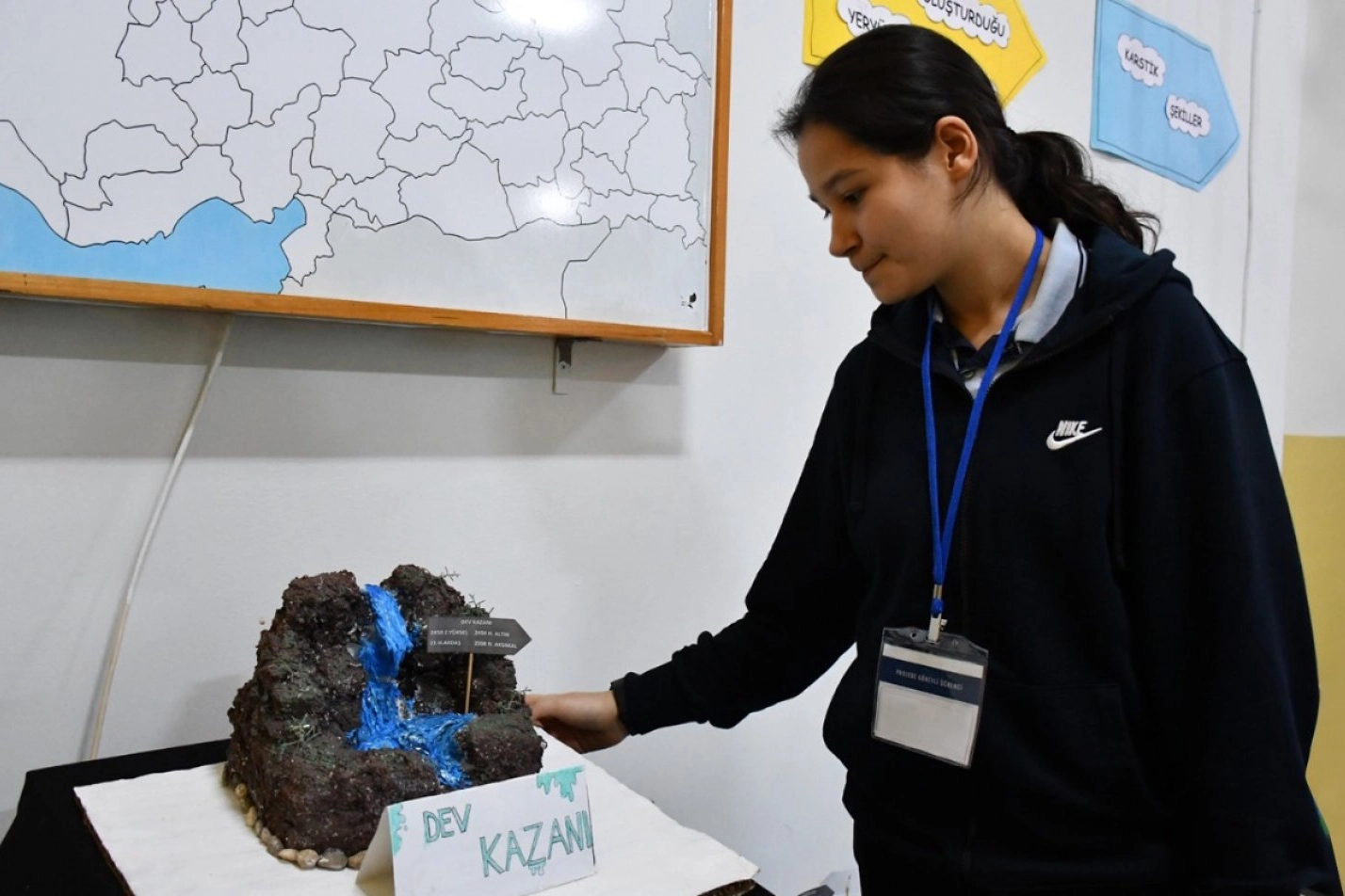 Bilecik’te liseli öğrenciler atıkları coğrafi şekillere dönüştürdü