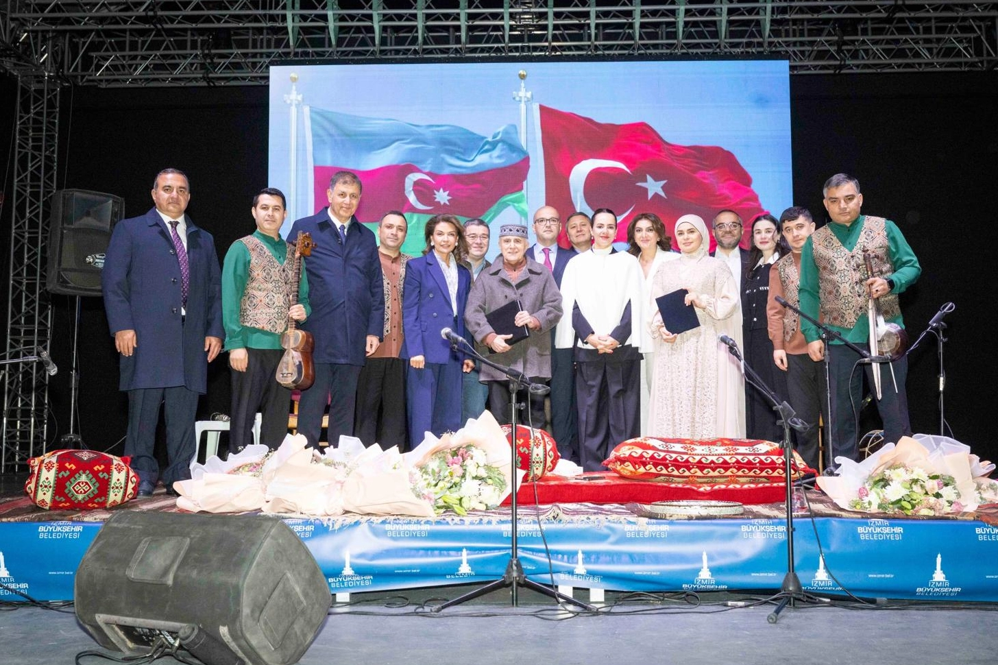 40 yıllık kardeşlik İzmir’de şarkılarla kutlandı