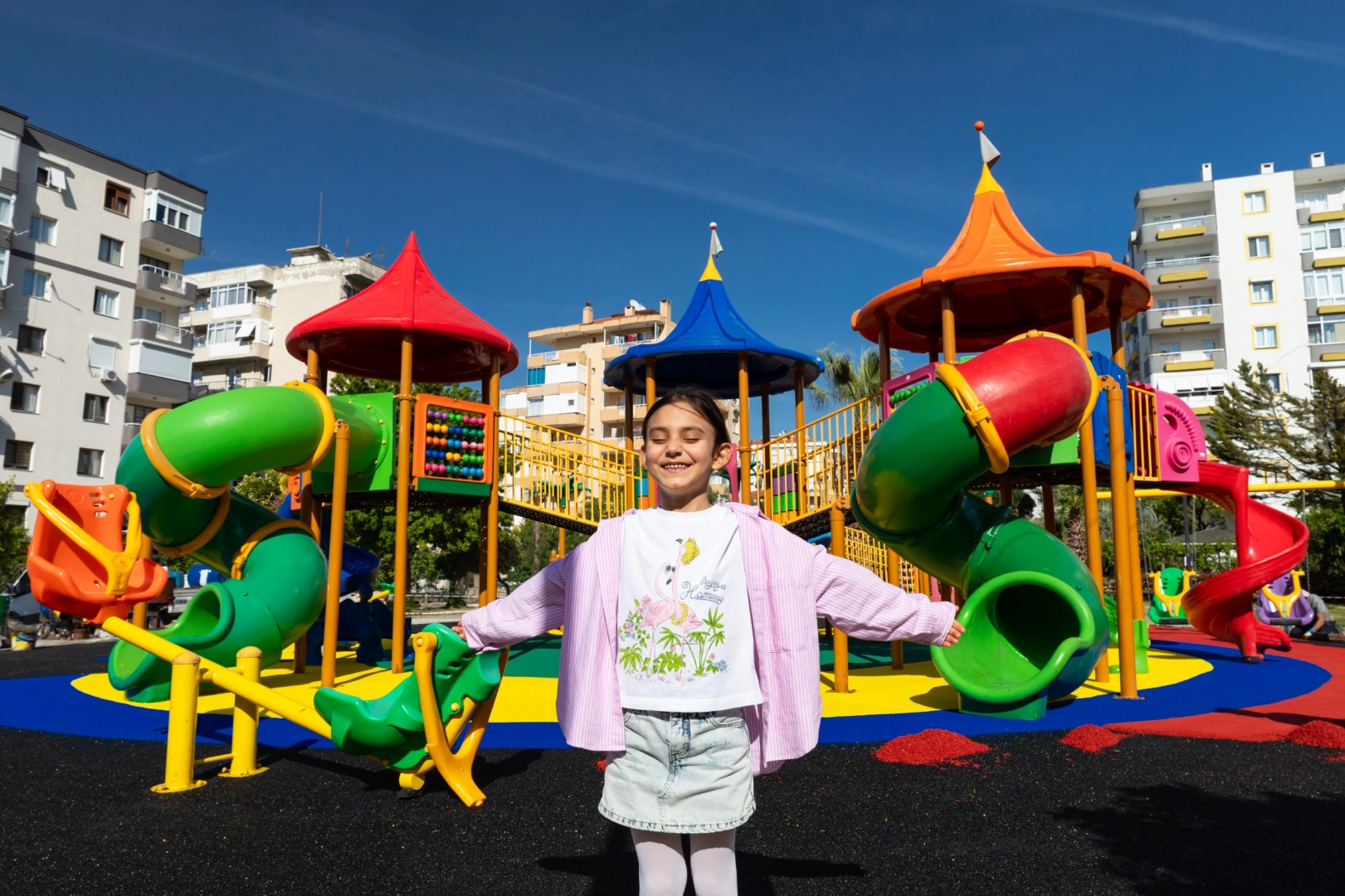 İzmir Narlıdere’de oyun parkı zeminleri yenileniyor