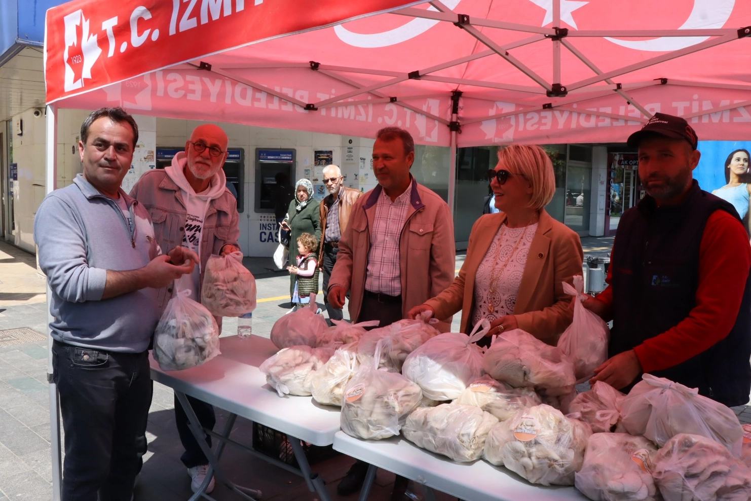 İzmit’te ücretsiz istiridye mantarları dağıtıldı