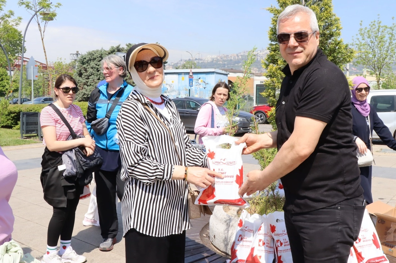 İzmit’ten sağlıklı yaşam yürüyüşünde annelere anlamlı jest